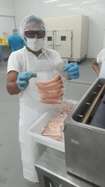 Preparación de las costillas de paco junto al equipo de envasado.