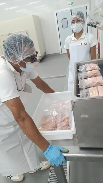 Manipulación de las bandejas durante el proceso de envasado.