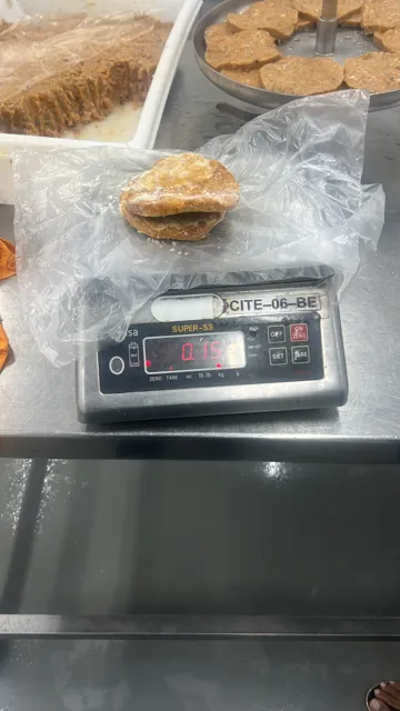 Una presentación de hamburguesas sobre la balanza.