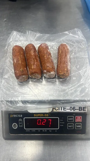 Una presentación de chorizos durante el pesado.