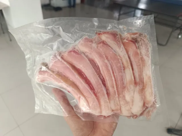 Presentación de las costillas de paco en su bolsa sellada.