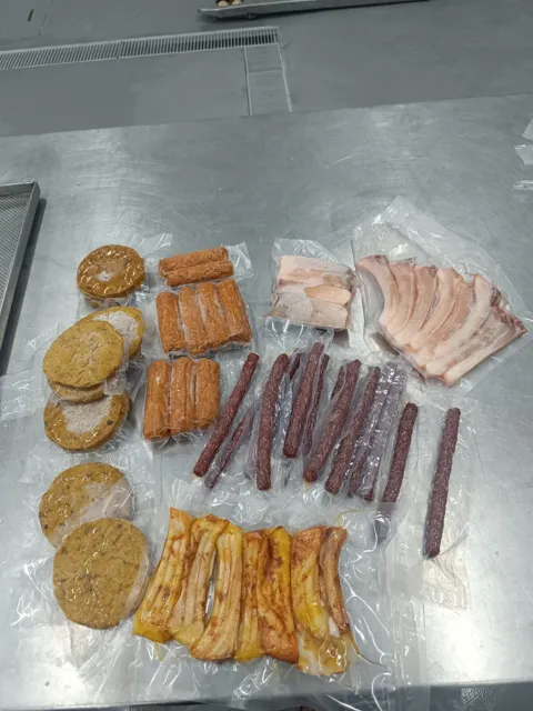Una selección de productos envasados sobre la mesa de trabajo.