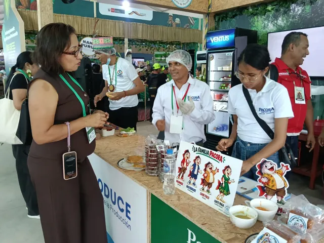 Atención a visitantes y presentación de los productos de la familia PACORA.