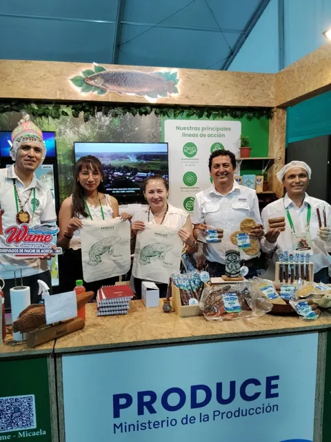 Un encuentro entre participantes y productos de origen amazónico.