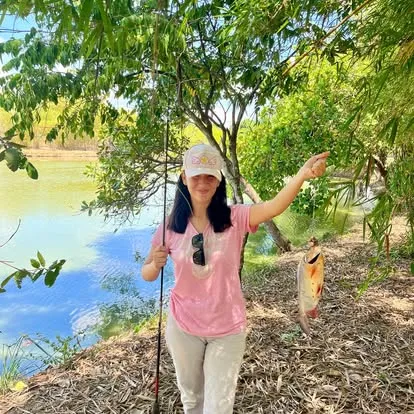 Un momento de pesca a la orilla del agua.